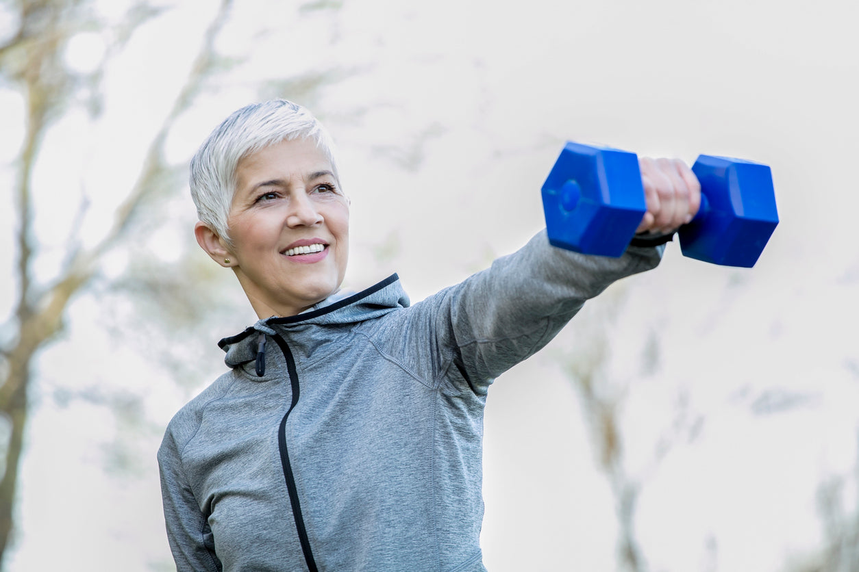 Quelle iStock Frau mit grauen Haaren und einer blauen Hantel in der Hand