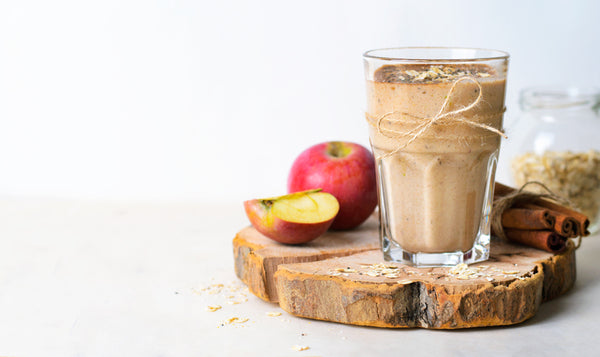 Abbildung zeigt einen Drink mit seinen Zutaten Apfel und Zimt 