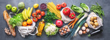 Bunt gemischte Lebensmittel Brot, Obst, Gemüse, Eier, Öl etc.